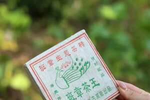 2003年六星孔雀班章生态砖200克纯干仓老生茶。