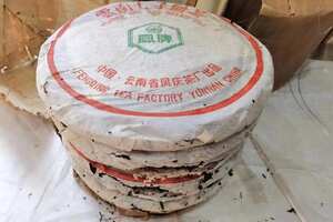 1998年云南省凤庆茶厂出品。凤牌厚纸，格纹，少量分