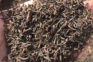 普洱茶采用的是优良品质的云南大叶种茶树之鲜叶，分为春