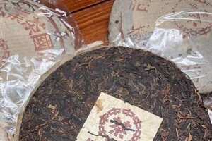古树气息非常明显的2004年攸乐古茶500克饼。香气