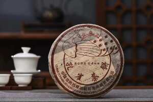 2004年南峤茶厂三星青饼孔雀茶饼布朗蜜韵味十足，有