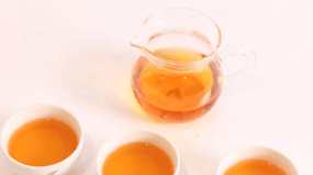 日本茶道的浓茶过程中是要吃饭的
