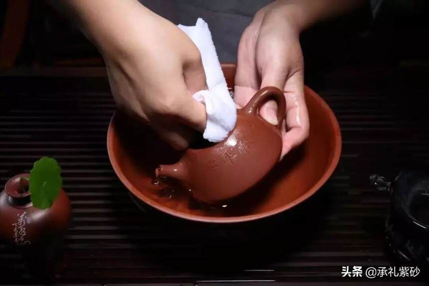 紫砂壶到底应该怎么清洗？去除茶垢？