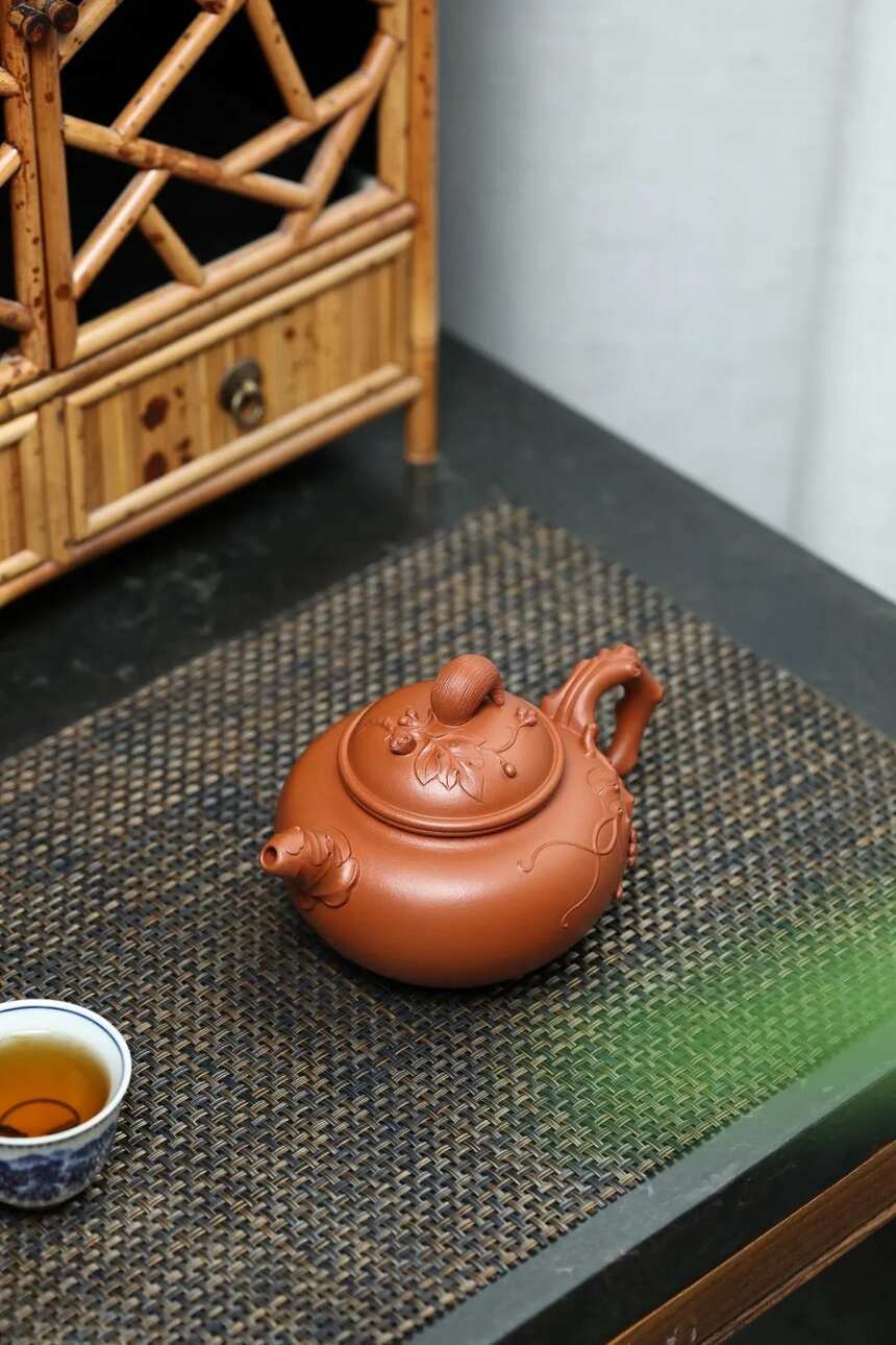 「松鼠葡萄」460cc，红皮龙，吴燕群（正高工艺美术师）