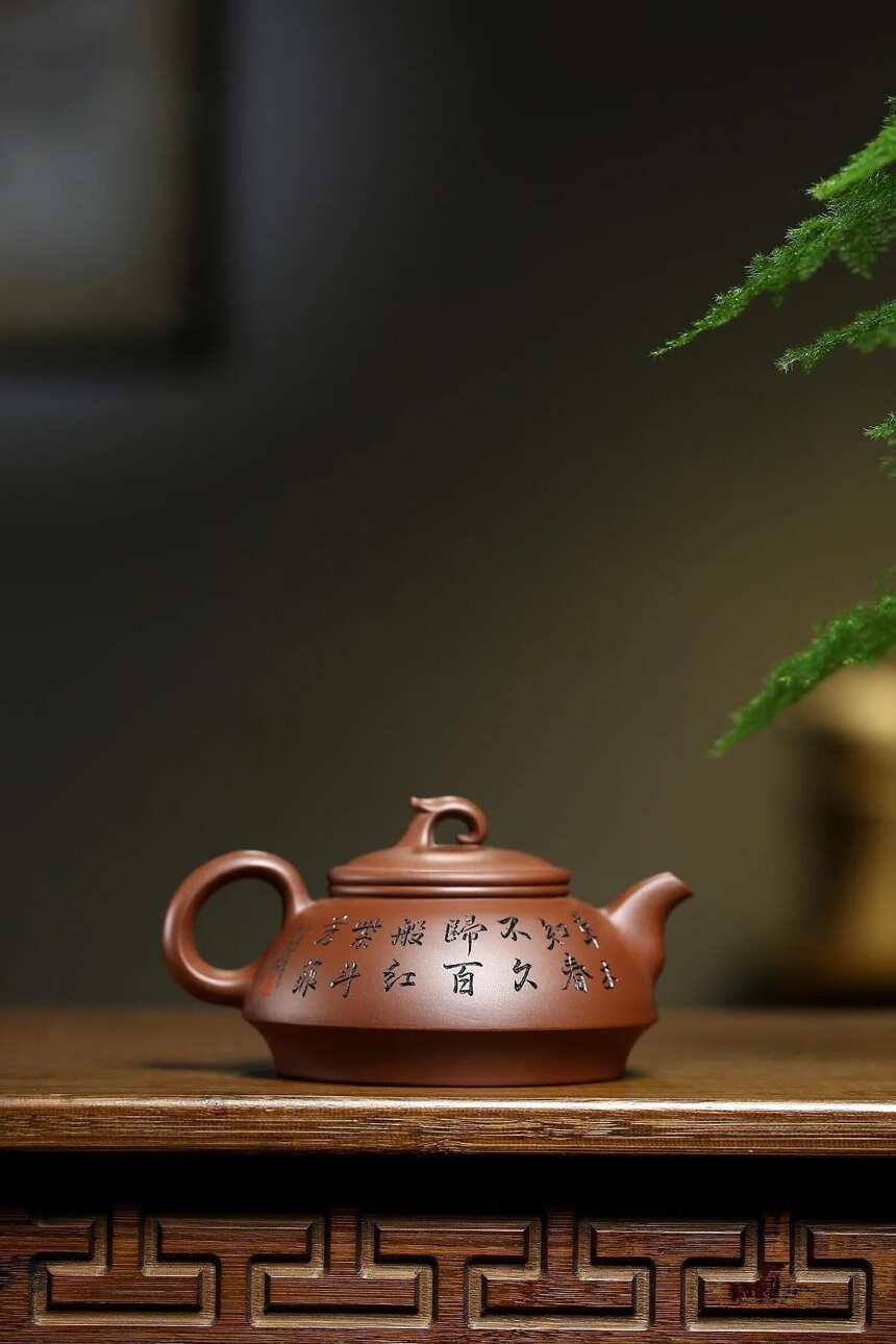 王芳老师作品，茗香壶泥料：一厂 文 革 泥容量：370cc