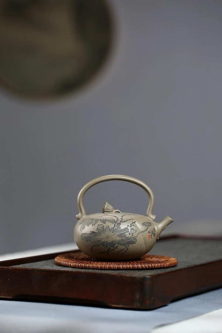 「 品茗 」：莲子提梁 作者：范建中 刻绘：吴永宽280cc 稀有蟹壳青