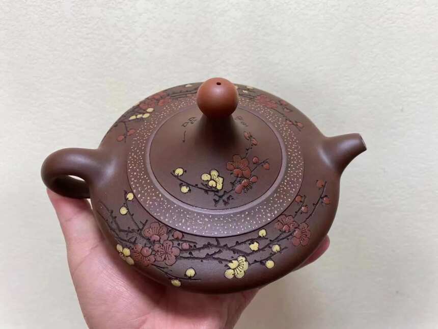 小梅王沈俊作品•一品红壶梅王 沈汉生大师(石羽)装饰刻绘梅花