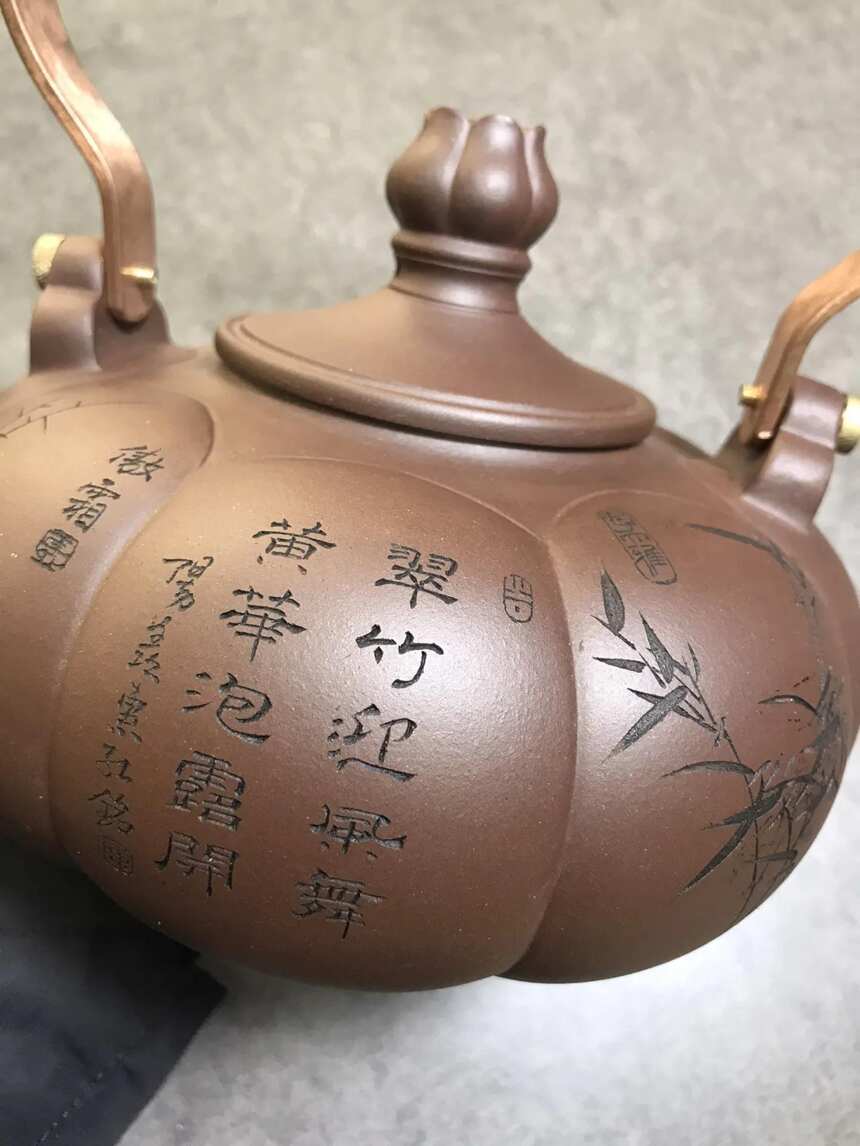 （陈惠红 全手工藏品 . 原矿紫泥 . 容量1100ML「佛莲」