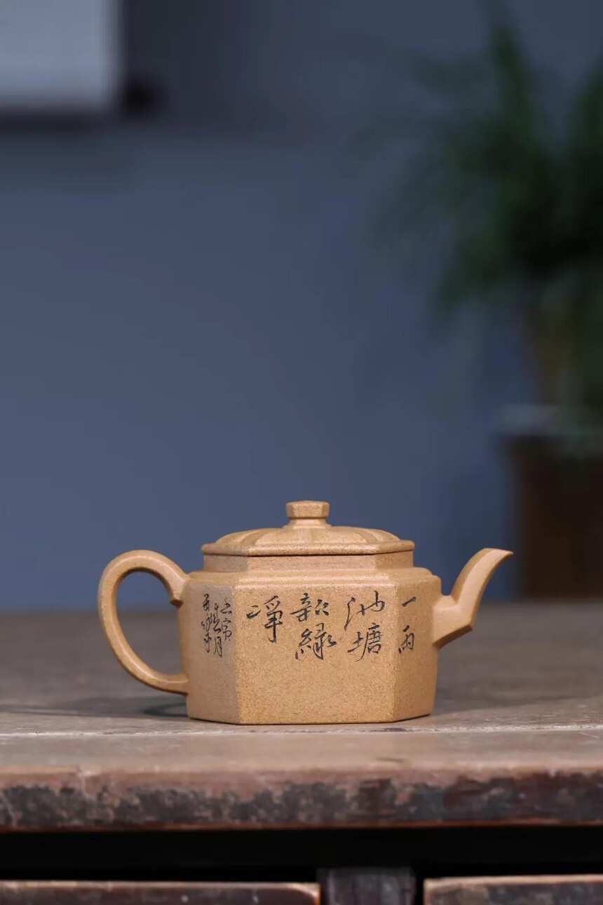 何卫枫「菱花六方」​​何卫枫制.范小君刊​原矿段泥​​250ml