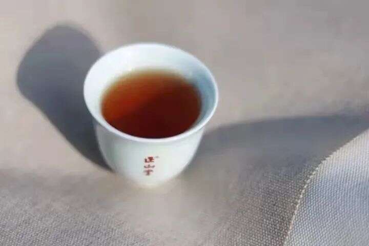 何以消烦暑，且饮一杯茶