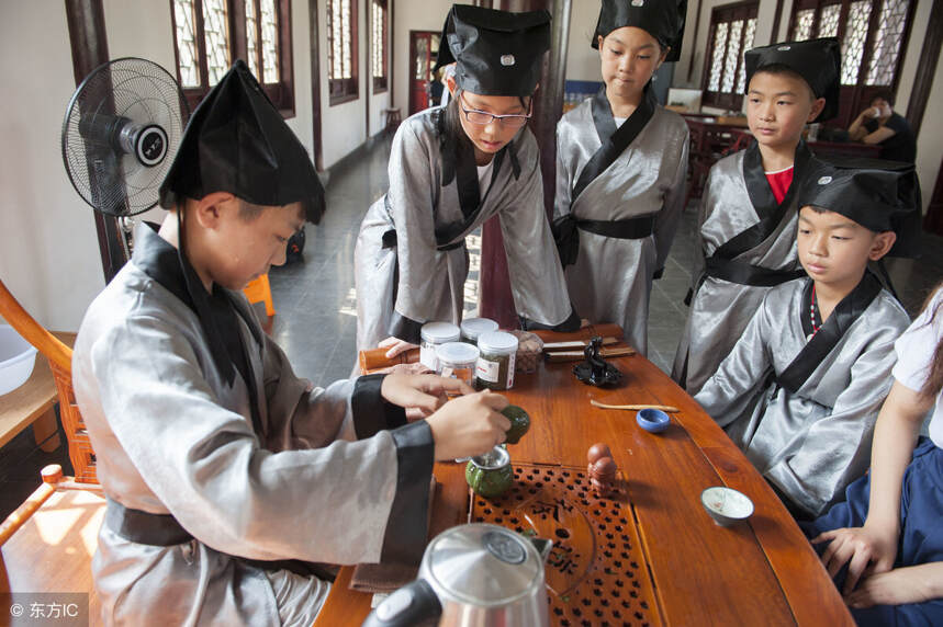 家里有小孩子，送去学国学还是送去学茶道？