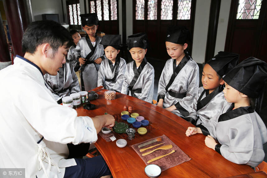 家里有小孩子，送去学国学还是送去学茶道？