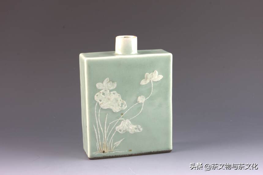 清乾隆豆青凸白花茶叶瓶，刻画着梅花、荷花纹样