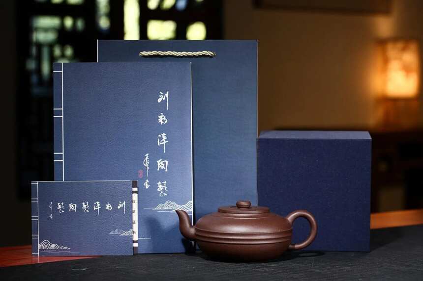 「玉扁」刘彩萍（国工艺美术师）宜兴原矿紫砂茶壶