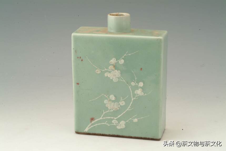 清乾隆豆青凸白花茶叶瓶，刻画着梅花、荷花纹样
