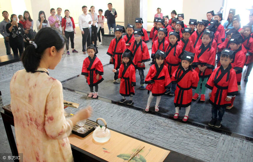 家里有小孩子，送去学国学还是送去学茶道？