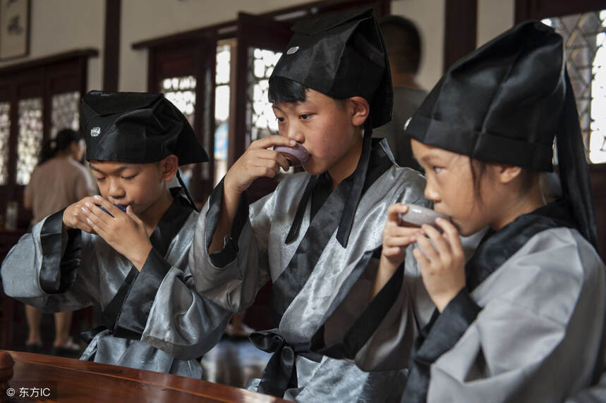 家里有小孩子，送去学国学还是送去学茶道？