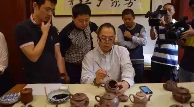 太壕了！紫砂壶泡百年陈皮，黄圣依夫妇曾为它花3个亿