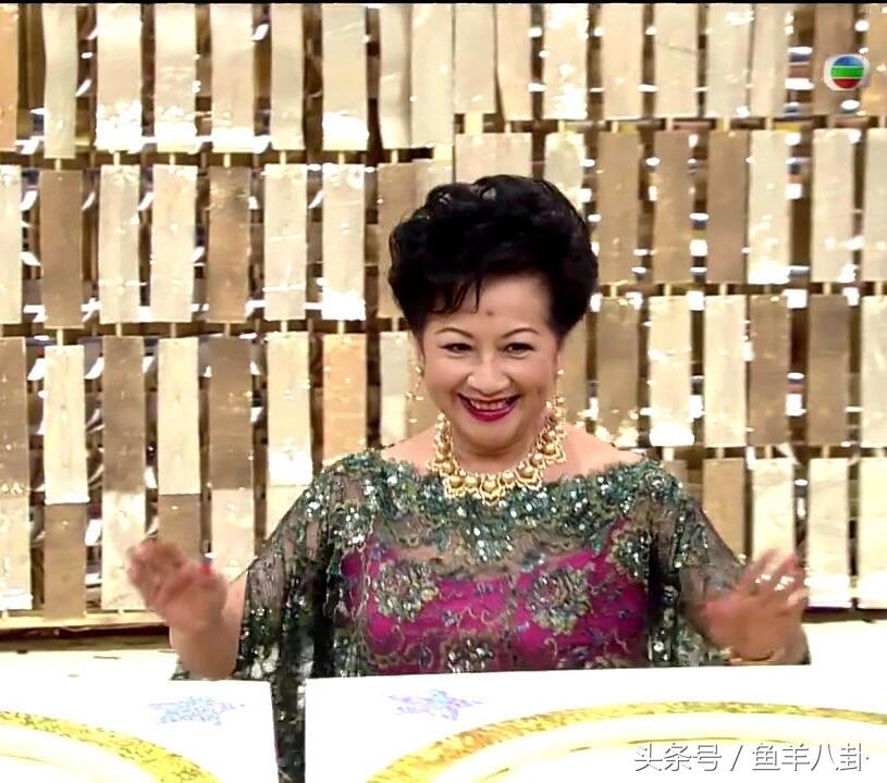 演《食神》的薛家燕婚姻失败净身出户，如今儿子结婚送豪宅够励志