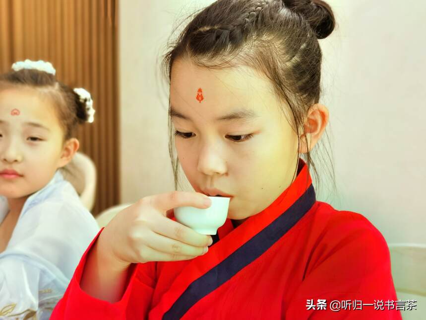 每天1分钟学习茶知识（20）茶桌上客人应该注意哪些礼仪？