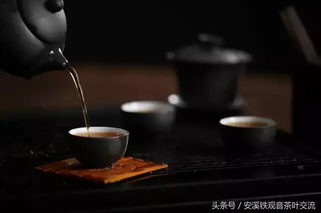 我们喝茶，却隔着一把手机？