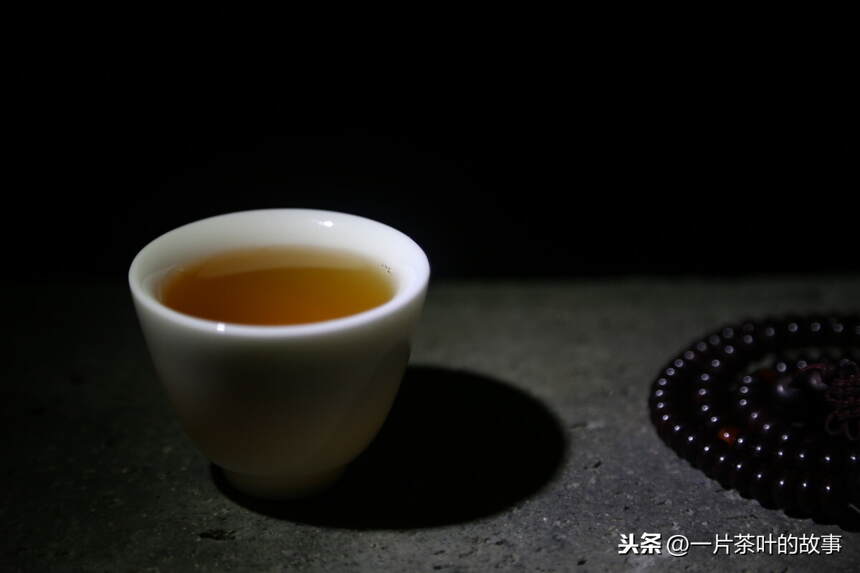 我常常寻思，把茶喝光，与把书翻烂