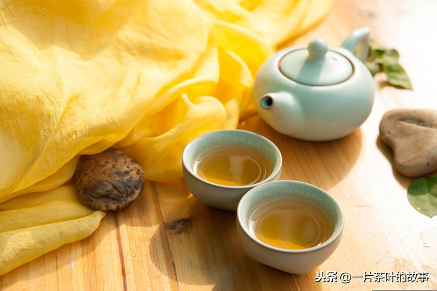 平时你们是大口喝茶的吗？茶艺师用八个字教你学会品茶