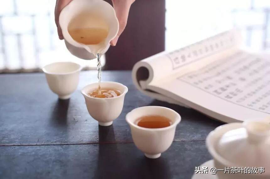 茶不倒满，​做人不争