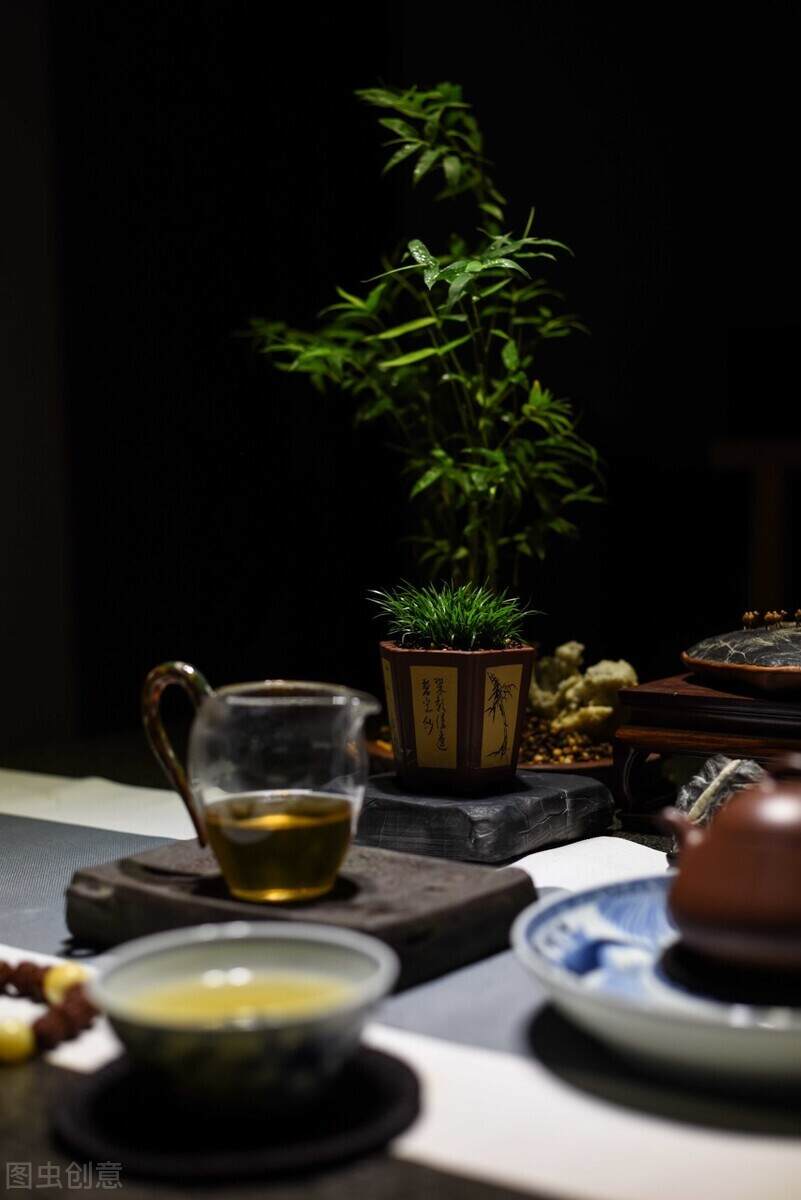 西风簌簌，茶炉里茶烟正暖