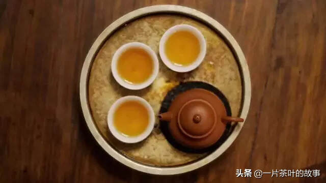 茶的生命分为两部分，一即长在树梢之时，二即泡在杯中之刻