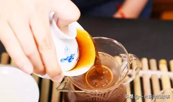 啜一口茶，品八味人生