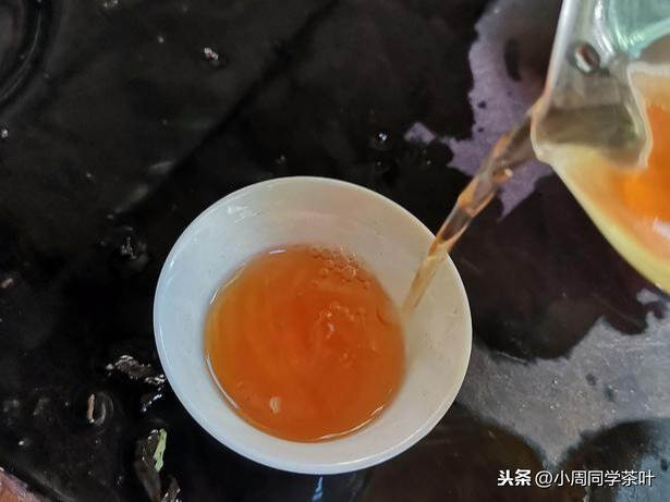 紫砂壶和盖碗哪个适合泡岩茶？为什么呢？看完你就知道了