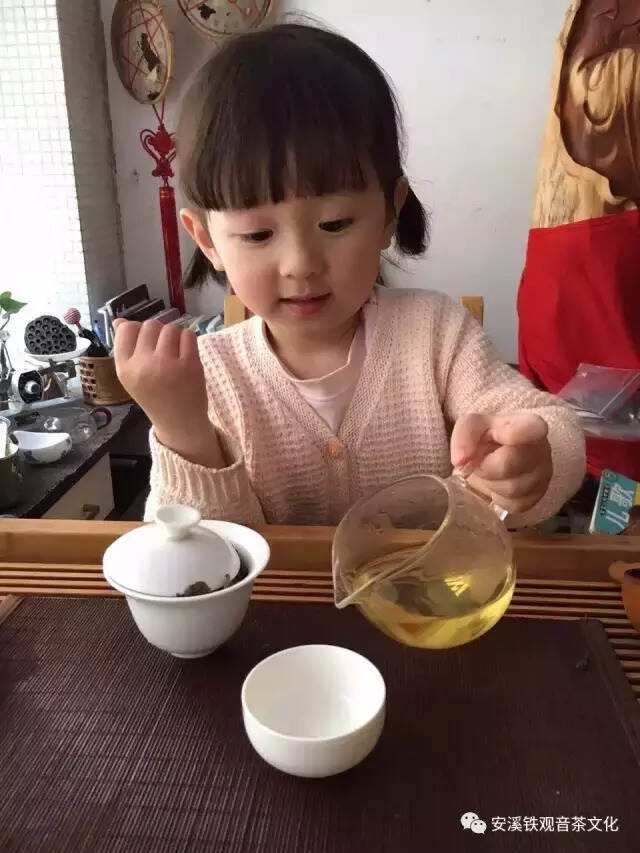 萌翻了：冬天泡茶的正确姿势