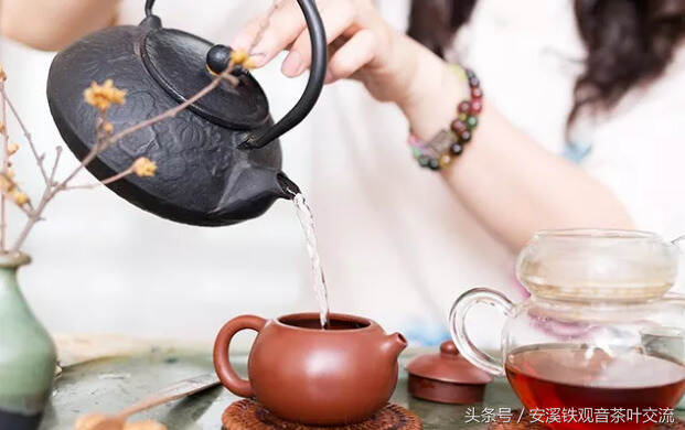 为什么泡茶人在注水的时候都要转圈圈呢？原因在这里