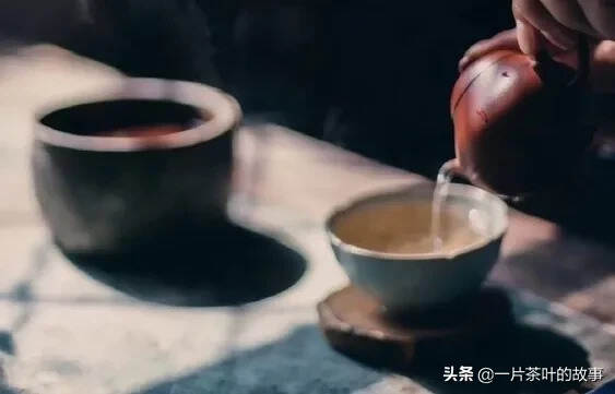 人静静坐，茶慢慢喝