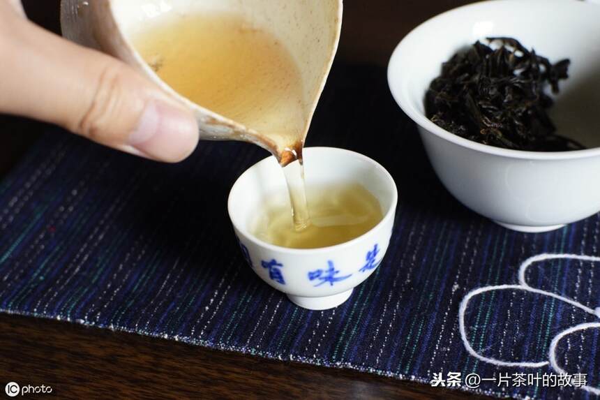 沏一壶茶，水漫，茶透