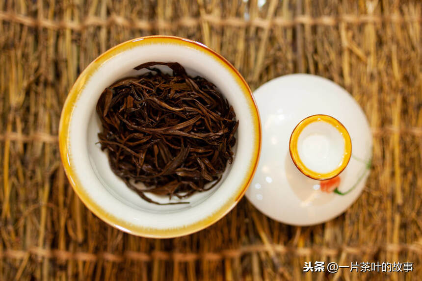 特殊时期：宅家里，吃茶读闲书，听雨看落花