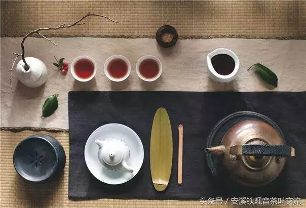 我们喝茶，却隔着一把手机？