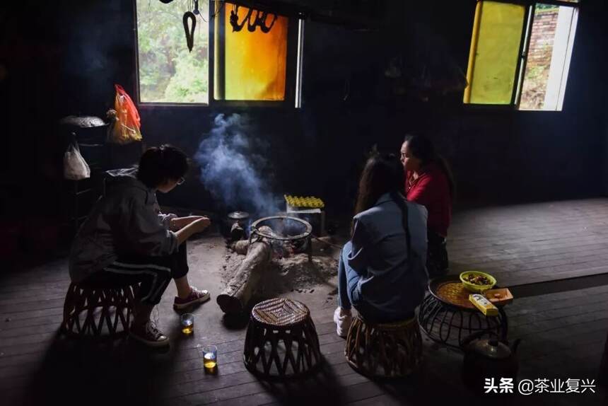 火塘里，有永不熄灭的火焰和老班章茶最初的味道