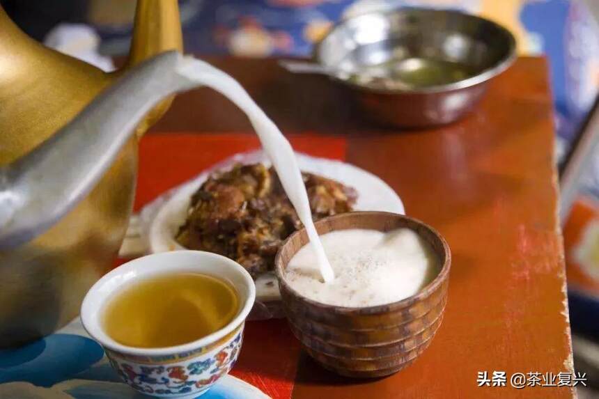 绿茶的鲜爽之外，普洱茶开创了中国茶的另一种审美