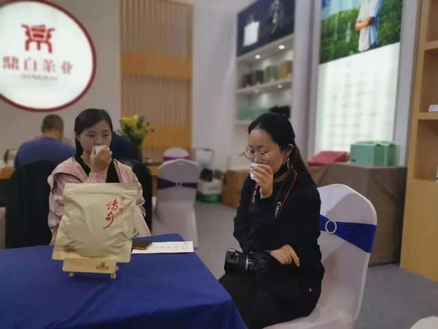 郑州茶博会人头攒动，鼎白传奇牡丹备受瞩目