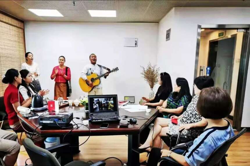 为了喝一杯好茶，这群人在深圳摩天大楼里唱起了云南山歌