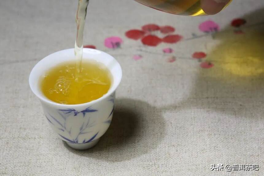 小饮浓茶有滋味，常饮淡茶更健康