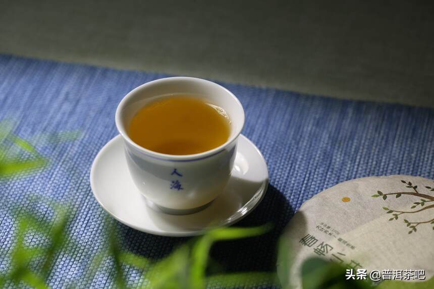 2019年普洱茶吧《春畅小饼》勐海生茶