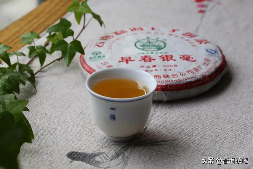 「十四年昆明仓」2007年•黎明茶厂•早春银毫普洱茶生茶