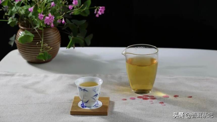 小饮浓茶有滋味，常饮淡茶更健康