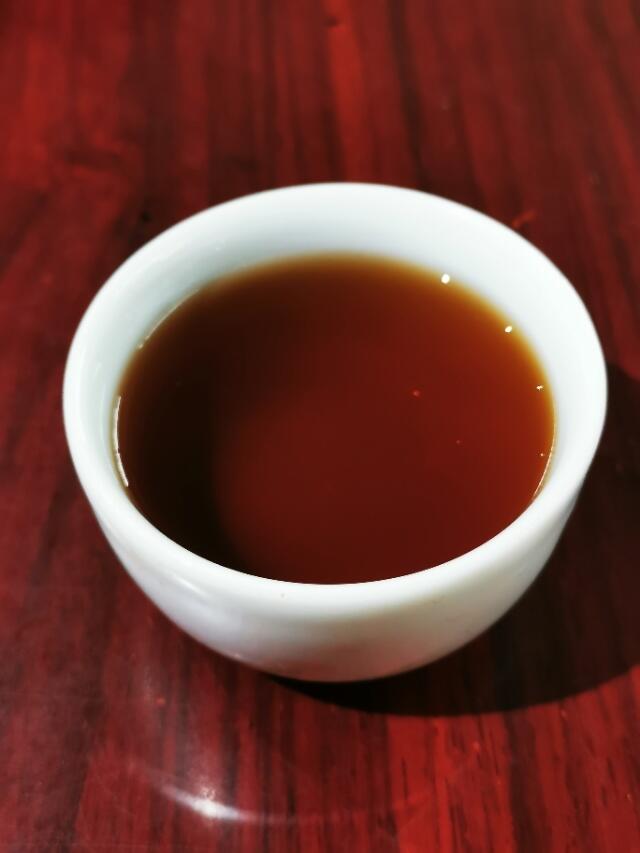 优质的普洱茶，茶汤入口马上就可以判断其粘稠度。