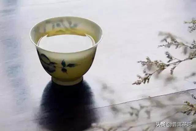 一个人喝茶，安静也恬淡，孤独却惬意