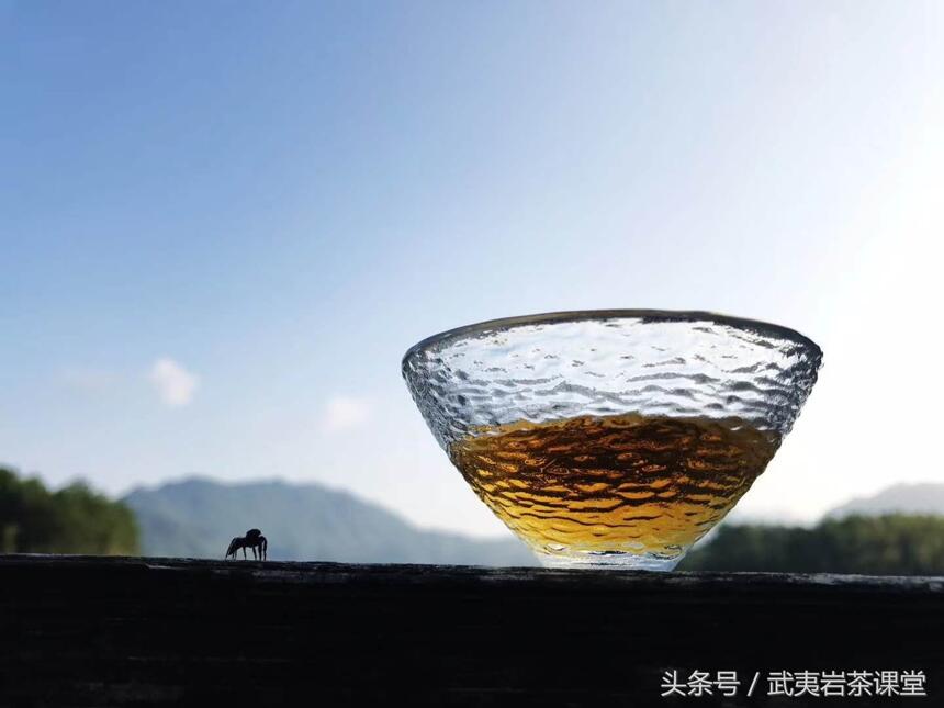 世界上的天才只从两个地方诞生：一个是茶馆，一个是咖啡馆