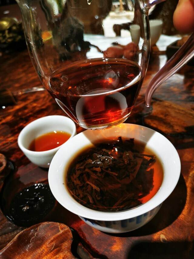 优质的普洱茶，茶汤入口马上就可以判断其粘稠度。